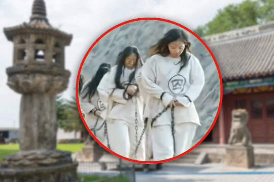중국 북동부 헤이룽장성이 방문객이 수감자 복장과 족쇄를 한 채 유배 경로를 따라가는 ‘몰입형’ 체험 상품을 다음달 선보일 예정이다. SCMP 홈페이지 캡처