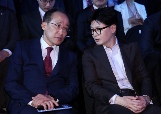 국민의힘 한동훈(오른쪽) 대표, 추경호 원내대표가 12일 오전 서울 중구 동대문디자인플라자(DDP)에서 ‘분열과 소멸의 시대, 다시 쓰는 생존 전략’을 주제로 한 2024 SBS D포럼에 참석해 대화하고 있다. 뉴시스