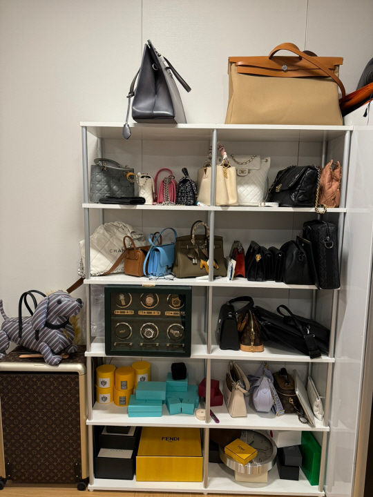 경찰이 압수한 명품 시계와 가방 등. 서울경찰청 제공