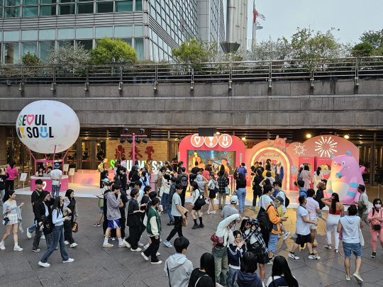 대만 타이베이 101 MRT역 광장에 설치된 ‘Seoul My Soul in Taipei’ 이벤트부스에 사람들이 몰리고 있다. 서울관광재단 제공