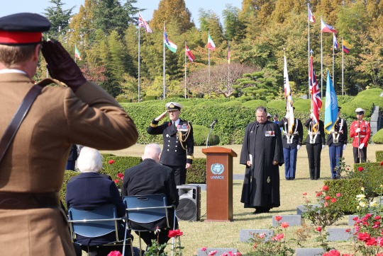 6·25전쟁에 참전했다가 숨져 유엔기념공원에 안장된 영국 무명용사의 신원이 확인돼 영국 국방부가 이름이 새겨진 비석을 헌정하는 묘비 ‘재헌정식’ 행사가 12일 부산 남구 유엔기념공원에서 열렸다.연합뉴스.