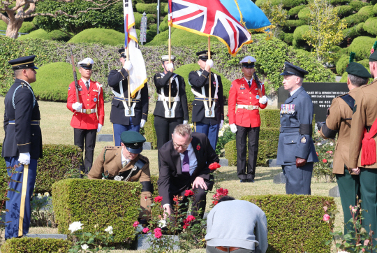 6·25전쟁에 참전했다가 숨져 유엔기념공원에 안장된 영국 무명용사의 신원이 확인돼 영국 국방부가 이름이 새겨진 비석을 헌정하는 묘비 ‘재헌정식’ 행사가 12일 부산 남구 유엔기념공원에서 열렸다. 엲바뉴스