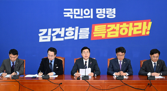 박찬대(가운데) 더불어민주당 원내대표가 12일 오전 국회에서 열린 원내대책회의에서 발언하고 있다. 곽성호 기자