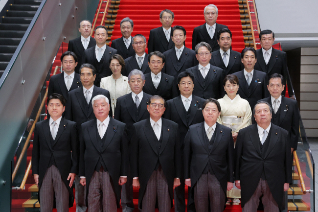 30년 만에 이뤄진 결선 투표 끝에 총리로 재선출된 이시바 시게루(앞줄 가운데) 일본 총리가 11일 도쿄의 총리 관저에서 내각 구성원들과 함께 사진 촬영을 하고 있다.   지지통신 AFP 연합뉴스