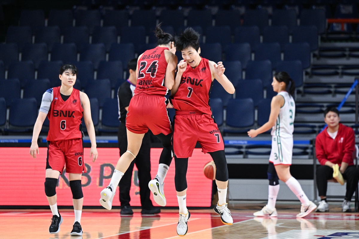 김소니아와 환호하는 BNK의 박혜진(7번)[WKBL 제공. 재판매 및 DB 금지]