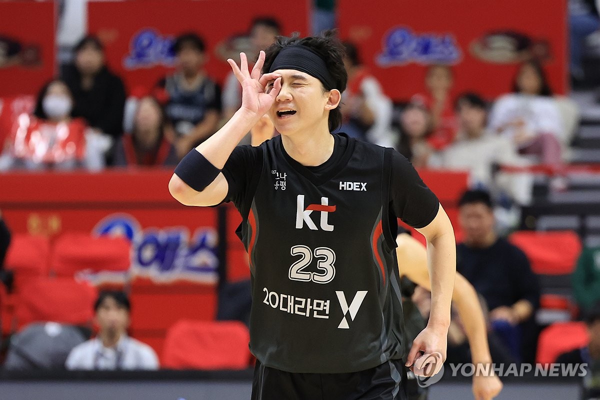 (수원=연합뉴스) 11일 경기도 수원KT소닉붐아레나에서 열린 2024-2025 KCC 프로농구 정규리그 수원 KT와 안양 정관장의 경기. KT 박준영이 3점슛을 넣은 뒤 세리머니하고 있다. 2024.11.11