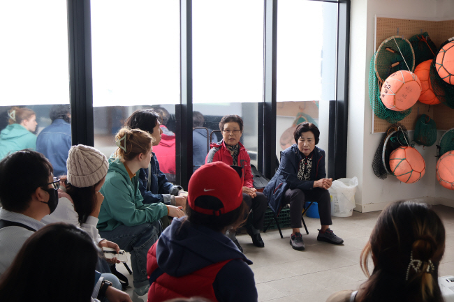 체험객들이 지난 10월 28일 제주 구좌읍 ‘질그랭이거점센터’에서 해녀 삼춘들로부터 해녀 문화와 역사에 대해 듣고 있다. 제주관광공사 제공