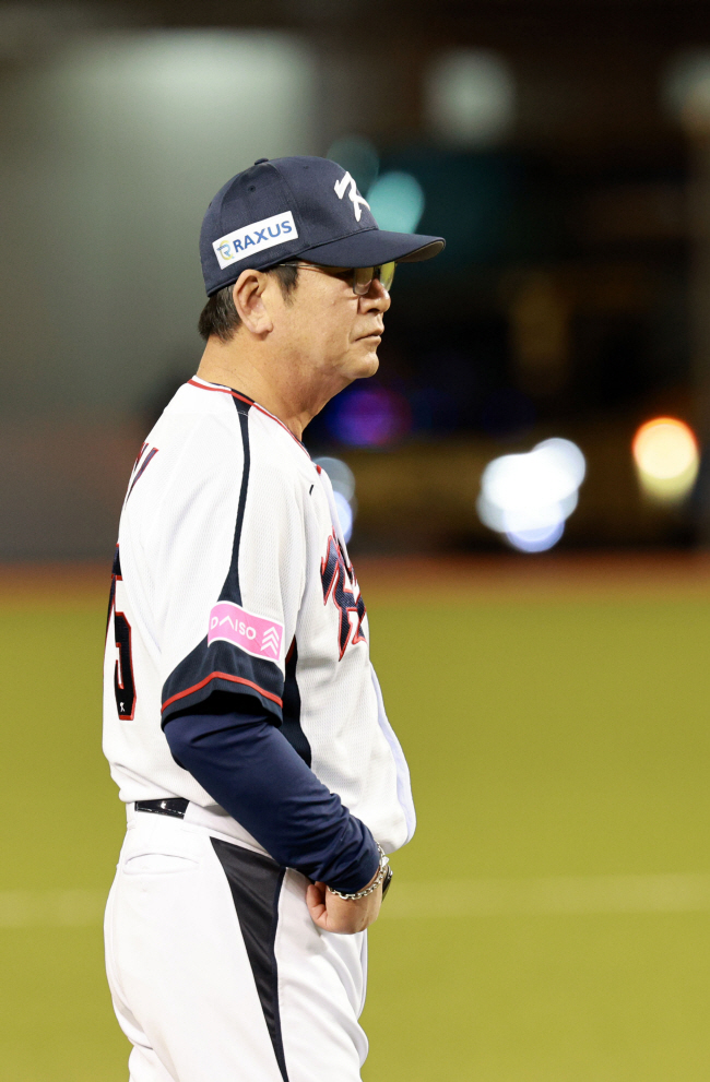 류중일 감독이 12일 대만 타이베이돔에서 열린 프리미어12 공식 훈련에서 그라운드를 바라보며 생각에 잠겨있다.  연합뉴스