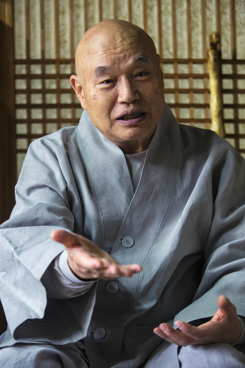 불경을 쉽고 간결하게 풀어 25권의 전집으로 묶어낸 무비스님. 불광출판사 제공