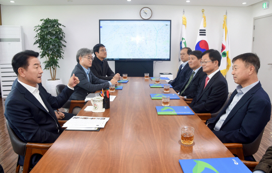 김동근(왼족 맨 앞) 의정부시장이 12일 의정부역세권 개발사업 워킹그룹을 위촉한 뒤 이야기를 나누고 있다. 의정부시 제공