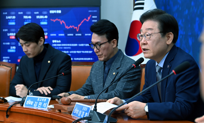이재명(오른쪽) 더불어민주당 대표가 13일 오전 국회에서 열린 최고위원회의에서 발언하고 있다. 곽성호 기자