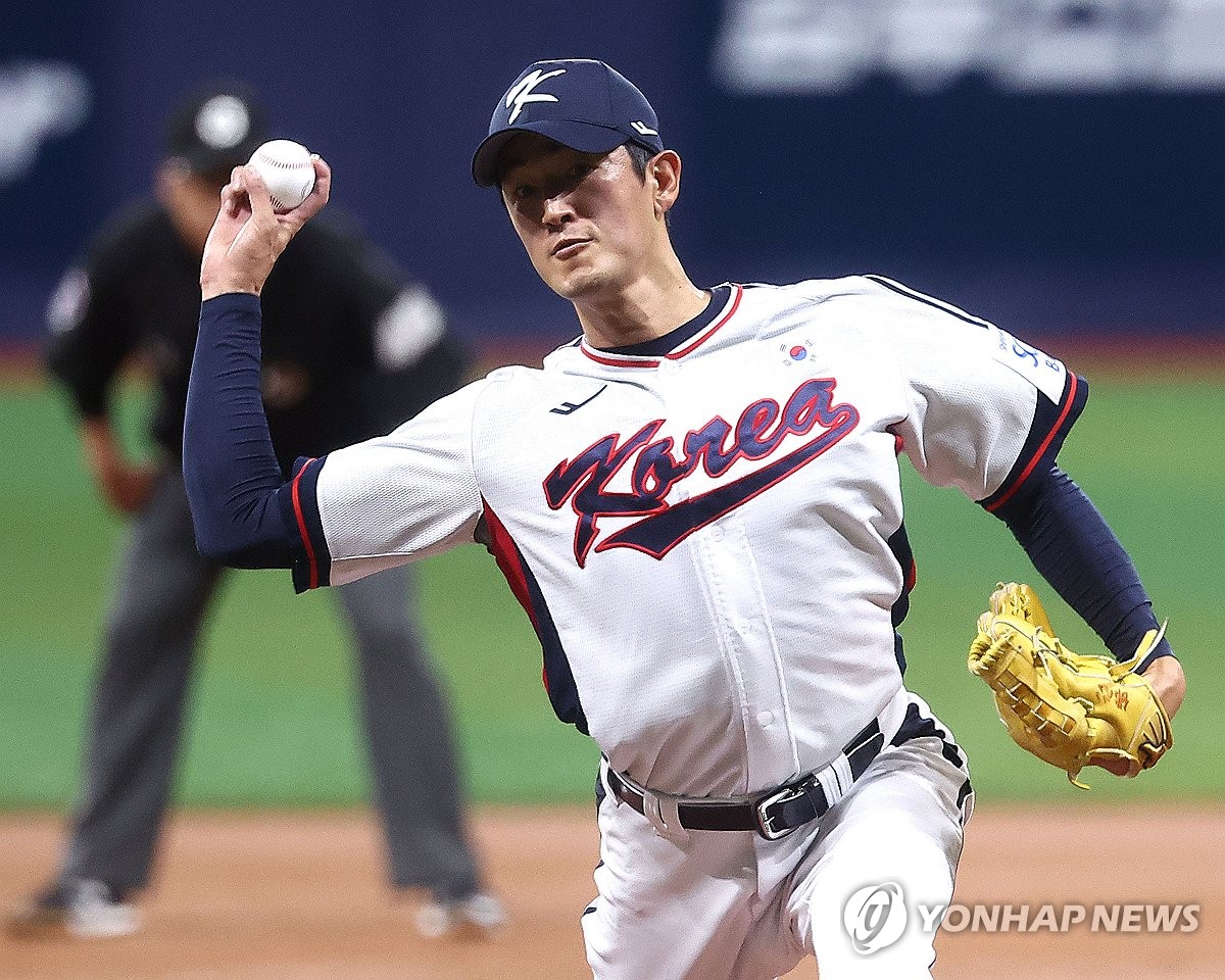 (서울=연합뉴스) 6일 서울 고척스카이돔에서 열린 한국 야구 대표팀과 상무 야구단의 연습 경기.1회초 대표팀 선발 투수 고영표가 역투하고 있다. 2024.11.6