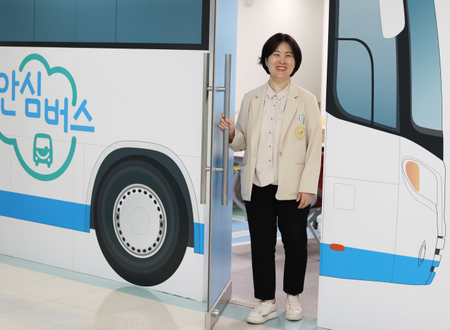 심민영 국립정신건강센터 국가트라우마센터장(부장)이 서울 광진구 중곡동 국립정신건강센터 내 마음안심버스를 형상화한 재난상황실 앞에서 환하게 웃고 있다.  윤성호 기자