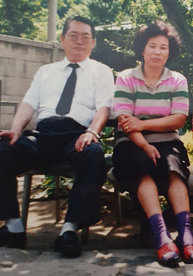 1993년 큰 조카 백일잔칫날 집 앞마당에서 찍은 부모님 사진.