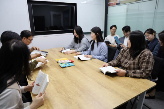 한국도로공사서비스 직원들이 임원진이 추천한 도서로 독서 토론을 실시하고 있다. 한국도로공사서비스 제공