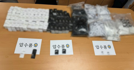 서울경찰청 기동순찰대는 13일 서울 강동구 천호동에서 불법으로 ‘유명 스포츠’ 의류 가품 제조공장을 운영해 온 50대 남성 A 씨를 검거하고 시가 9500만 원 상당의 가품을 압수했다고 밝혔다. 서울경찰청 제공