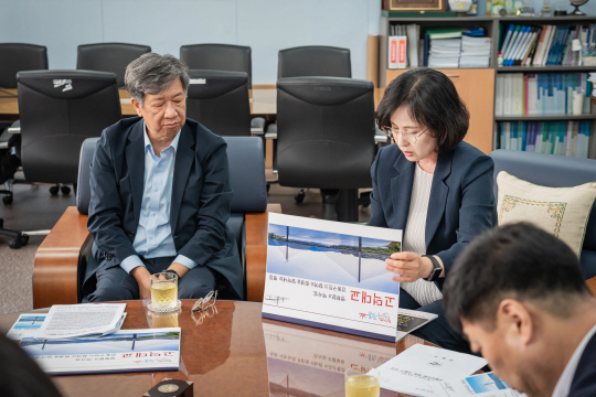 이수희(오른쪽) 강동구청장이 지난 6월 국토지리정보원을 방문했다.강동구청 제공