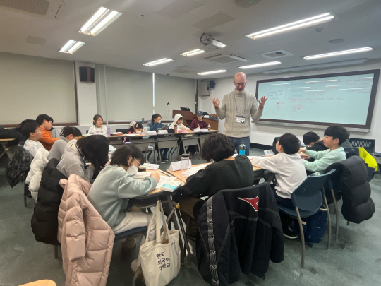 지난해 겨울방학 영어체험교실에서 어린이들이 원어민 강사의 수업을 듣고 있다. 동대문구청 제공