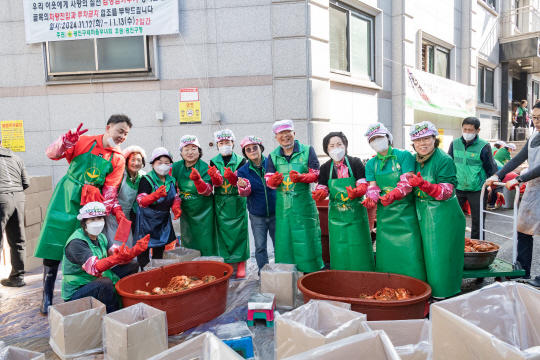 김경호 광진구청장이 새마을부녀회 ‘사랑의 김장 담가 드리기’ 행사에서 기념사진을 찍고 있다. 광진구청 제공