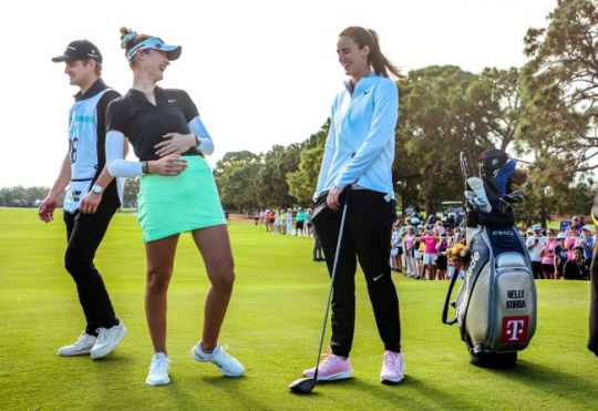 LPGA 스타 넬리 코르다(가운데)와 WNBA 스타 케이틀린 클라크(오른쪽)가 14일(한국시간) 미국 플로리다주 벨에어의 펠리칸 골프클럽에서 열린 LPGA투어 안니카 드리븐 프로암 행사장에서 많은 갤러리 앞에서 즐겁게 대화를 나누고 있다. AP뉴시스