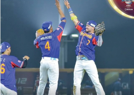 베네수엘라 대표팀이 승리를 자축하고 있다. WBSC SNS
