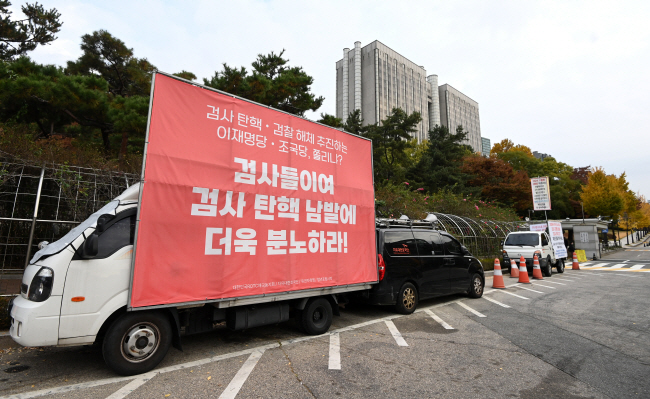 이재명 더불어민주당 대표의 공직선거법 위반 사건 1심 선고를 하루 앞둔 14일 오전 서울 서초구 서울중앙지법 인근에 야당의 ‘검사 탄핵’ 추진을 규탄하는 시위 차량이 주차돼 있다.  문호남 기자