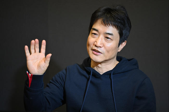 지난 6일 서울 상암동 JTBC 사옥에서 만난 스튜디오 슬램 윤현준 대표는 “한국적인 요소를 담으면서도 글로벌 시장에서 공감을 얻을 수 있는 예능 기획을 고민해야 할 시기”라고 강조했다. 백동현 기자