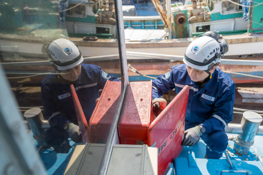 한국해양교통안전공단의 선박검사원이 선박의 소화설비를 점검하고 있다. 한국해양교통안전공단 제공