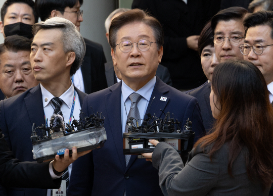 이재명(가운데) 더불어민주당 대표가 15일 서울중앙지방법원에서 열린 공직선거법 위반 사건 관련 1심 선고 재판에서 징역 1년에 집행유예 2년을 선고받은 뒤 법원을 나서며 입장을 밝히고 있다. 뉴시스