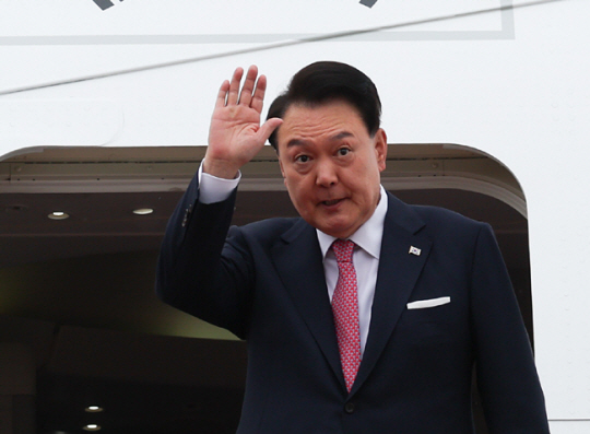 아시아태평양경제협력체(APEC) 정상회의(페루)와 주요20개국(G20) 정상회의(브라질) 참석차 출국하는 윤석열 대통령이 14일 경기 성남 서울공항에서 공군 1호기에 탑승하며 인사하고 있다. 뉴시스