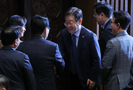 이재명 더불어민주당 대표가 14일 서울 여의도 국회에서 열린 제418회 국회(정기회) 제12차 본회의에서 윤석열 대통령 배우자 김건희의 주가조작 사건 등의 진상규명을 위한 특별검사 임명 등에 관한 법률안이 가결된 뒤 퇴장하고 있다. 뉴시스