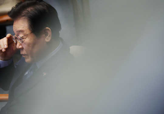 더불어민주당 이재명 대표가 14일 오후 국회 본회의에서 안경을 고쳐쓰고 있다. 연합뉴스