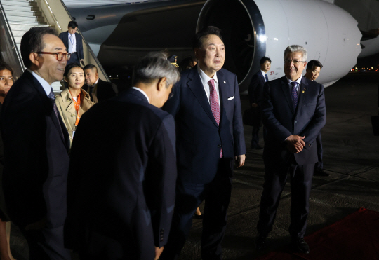 아시아태평양경제협력체(APEC) 정상회의에 참석하는 윤석열 대통령이 14일(현지시간) 페루 리마 제2공군비행장에 도착해 환영 인사들과 인사를 나누고 있다. 뉴시스(APEC 제공)