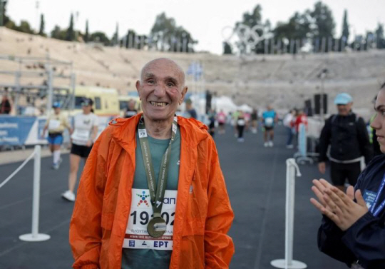 88세 고령 마라토너가 마라톤 완주에 성공해 화제를 모으고 있다. SCMP 캡처
