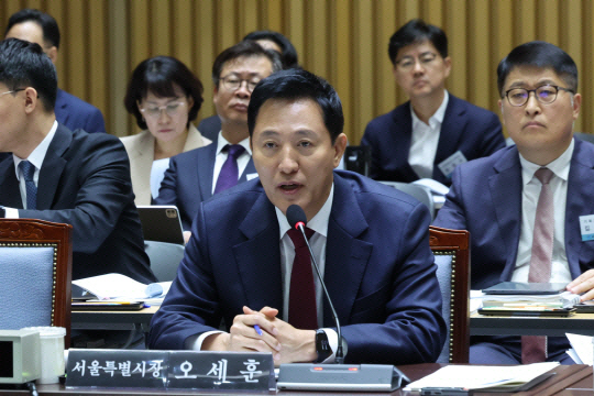 오세훈 서울시장이 지난달 15일 서울 중구 서울시청에서 열린 행정안전위원회 서울시청 국정감사에서 의원들의 질의에 답하고 있다. 뉴시스