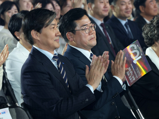 조국(왼쪽) 조국혁신당 대표와 박찬대 더불어민주당 원내대표가 12일 서울 중구 장충체육관에서 열린 간호법 제정 축하 기념대회에서 박수를 치고 있다. 뉴시스