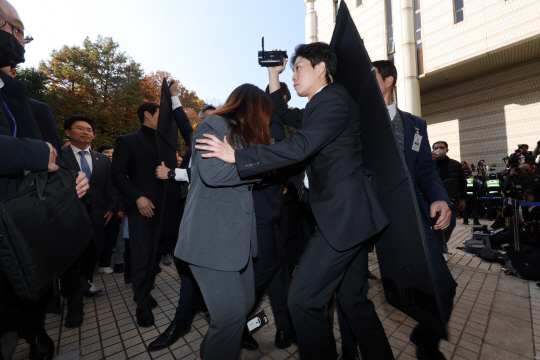 15일 오후 서울 서초구 서울중앙지법에서 더불어민주당 이재명 대표가 공직선거법상 관련 1심 선고 출석하는 과정에서 한 남성이 신발을 던지자 방호원들이 이 대표를 둘러싼 채 이동하고 있다. 연합뉴스