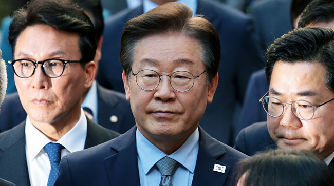 15일 오후 서울중앙지법에서 열린 공직선거법 위반 혐의 관련 1심 선고 공판에서 징역 1년, 집행유예 2년을 선고받은 이재명(가운데) 더불어민주당 대표가 굳은 표정으로 법원 청사를 나서고 있다. 연합뉴스