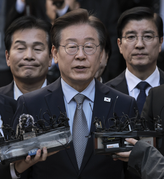 이재명 더불어민주당 대표가 15일 서울 서초구 서울중앙지방법원에서 열린 공직선거법 위반 사건 관련 1심 선고 재판을 마친 뒤 법원을 나서며 취재진의 질문에 답하고 있다. 뉴시스