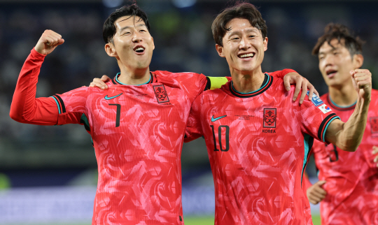 손흥민(왼쪽)이 14일 밤(한국시간) 쿠웨이트 쿠웨이트시티의 자베르 알아흐메드 국제경기장에서 열린 북중미월드컵 아시아 3차예선 B조 5차전에서 전반 19분 골을 넣은 후 이재성과 함께 기쁨을 나누고 있다. 연합뉴스