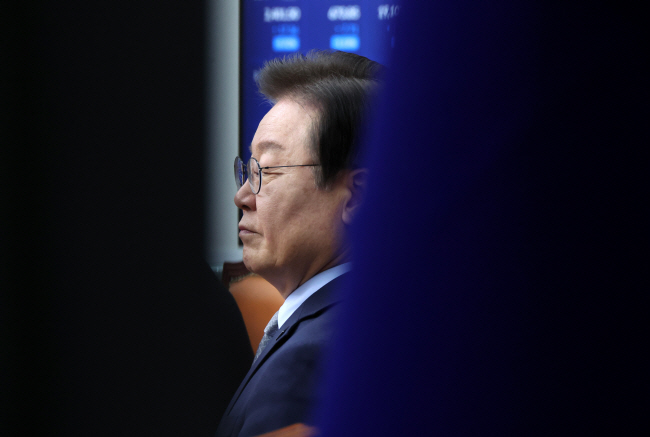 이재명 더불어민주당 대표가 15일 오전 국회에서 열린 최고위원회의에서 최고위원들의 발언을 듣고 있다. 이 대표는 이날 오후 공직선거법 위반 사건 1심 판결이 나온 후 간략한 입장을 밝힐 것으로 알려졌다. 뉴시스