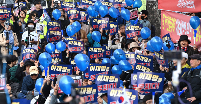 이재명 더불어민주당 대표의 공직선거법 위반 사건 1심 선고공판이 열리는 15일 오전 서울 서초구 서울중앙지검 앞에서 이 대표 지지자들이 ‘이재명은 무죄다’가 적힌 플래카드를 들고 집회를 하고 있다. 백동현 기자