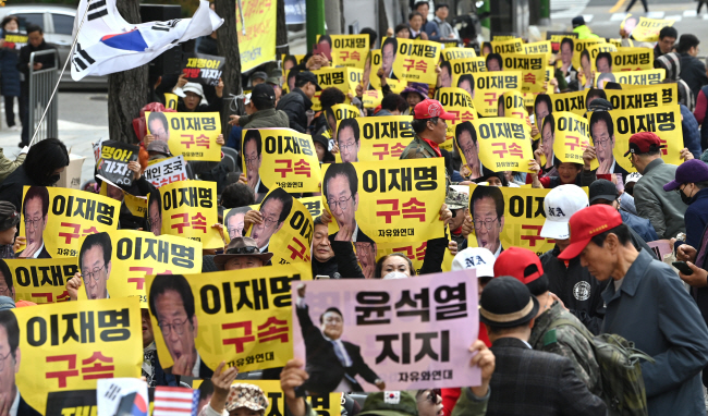 이재명 더불어민주당 대표의 공직선거법 위반 사건 1심 선고공판이 열리는 15일 서울 서초구 서울중앙지법 앞에서 시민단체 회원들이 ‘이재명 구속’ ‘윤석열 지지’ 등 문구가 담긴 플래카드를 들고 집회를 하고 있다. 백동현 기자