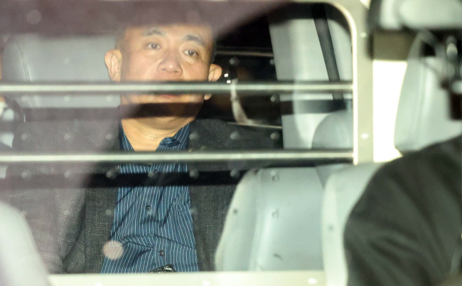 김건희 여사 공천 개입 의혹과 미래한국연구소의 불법 여론조사 의혹 등 사건의 핵심 인물인 명태균(위 사진) 씨와 국민의힘 김영선(아래 사진) 전 의원이 14일 경남 창원시 성산구 창원지방법원에서 구속 전 피의자 심문(영장실질심사)을 마치고 법원을 나서고 있다.  연합뉴스