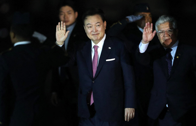 윤석열 대통령이 14일 아시아태평양경제협력체(APEC) 정상회의 참석을 위해 페루 카야오에 위치한 제8공군비행장에 도착한 뒤 손을 들어 인사하고 있다. AFP 연합뉴스
