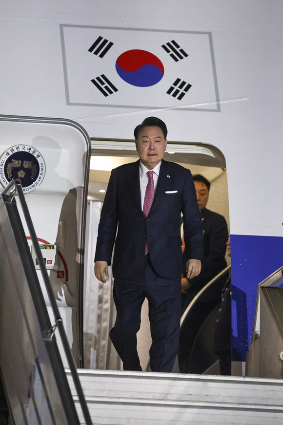 아시아태평양경제협력체(APEC) 정상회의에 참석하는 윤석열 대통령이 14일(현지시각) 페루 리마 제2공군비행장에 도착해 공군1호기에서 내리고 있다. APEC 제공. 뉴시스