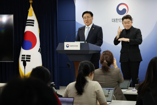 유상임 과학기술정보통신부 장관이 15일 정부서울청사에서 윤석열 정부 전반기 과학기술·디지털 정책 성과 및 향후계획 브리핑하고 있다. 연합뉴스