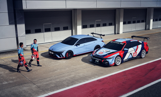 현대자동차 아반떼 N TCR 에디션과 TCR 월드 투어 참가 차량. 현대차 제공.