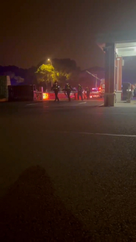 중국 장쑤성 이싱시의 공안들이 16일 오후 칼부림 사건이 발생한 우시공예직업기술학원에 진입하는 모습이 담긴 영상이 SNS에 돌고 있다. 로이터연합뉴스