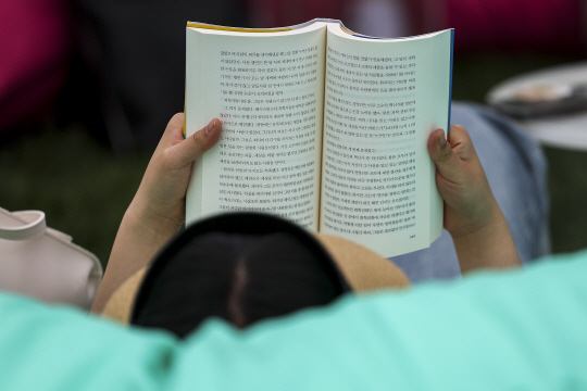 독서 중인 시민. 뉴시스